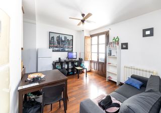 Piccolo appartamento  Calle niños luchando. Se alquila/vende encantador piso situado en una segunda planta,