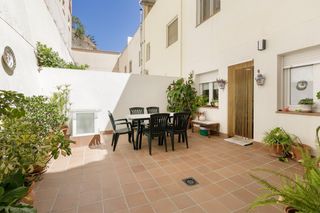 Casa adosada  Calle santo sepulcro de la quinta. Si buscas amplitud, confort y una ubicación privilegiada, este c
