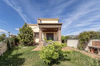 Chalet  Mariana pineda. En cájar, a un paso de granada, se encuentra este impresionante