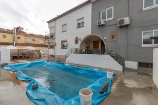 Casa adossada  Calle purche. Presentamos en venta esta magnífica casa adosada de amplias dime