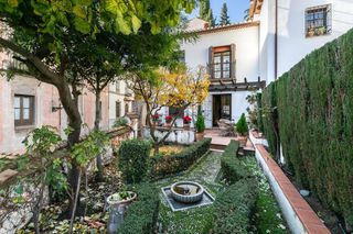 Casa aparellada  Cuesta del chapiz. Estrena vida en un auténtico carmen del albayzín, una casa única