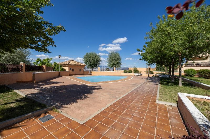 Foto f14076cc-a849-42b7-9c3e-37aeffc46f1d. Casa adossada amb calefacció aparcament piscina a Gabias (Las)