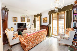 Etagenwohnung  Calle elvira. Te presentamos un encantador piso ubicado en plena gran vía, una