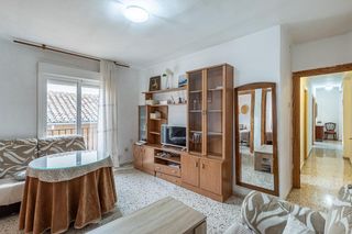 Pis  Calle caballerizas. Presentamos esta amplia vivienda situada en calle caballerizas,