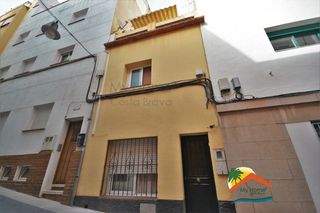 Casa adosada en Centre. Casa de 3 plantas