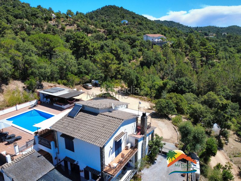 Foto 2553b0c7-926b-4782-ac9c-a5195c3bfe03. Casa amb xemeneia calefacció aparcament piscina a Lloret de Mar