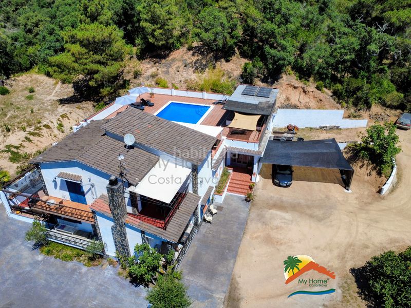 Foto 91da597e-928e-469d-8a09-8f6077da93d1. Casa amb xemeneia calefacció aparcament piscina a Lloret de Mar