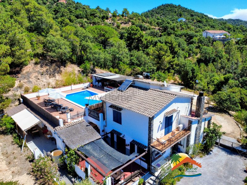 Foto a38c52f5-28fc-436a-8943-19216a00cca9. Casa amb xemeneia calefacció aparcament piscina a Lloret de Mar