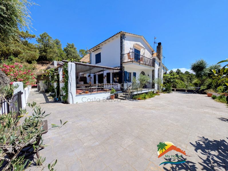 Foto b9be6338-c79a-4ca6-ad98-c329ac6737bf. Casa amb xemeneia calefacció aparcament piscina a Lloret de Mar