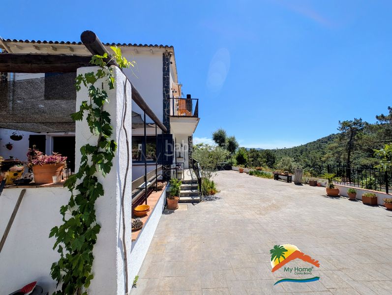 Foto ce865e74-9e0b-42b5-8793-5ae9640645d3. Casa amb xemeneia calefacció aparcament piscina a Lloret de Mar