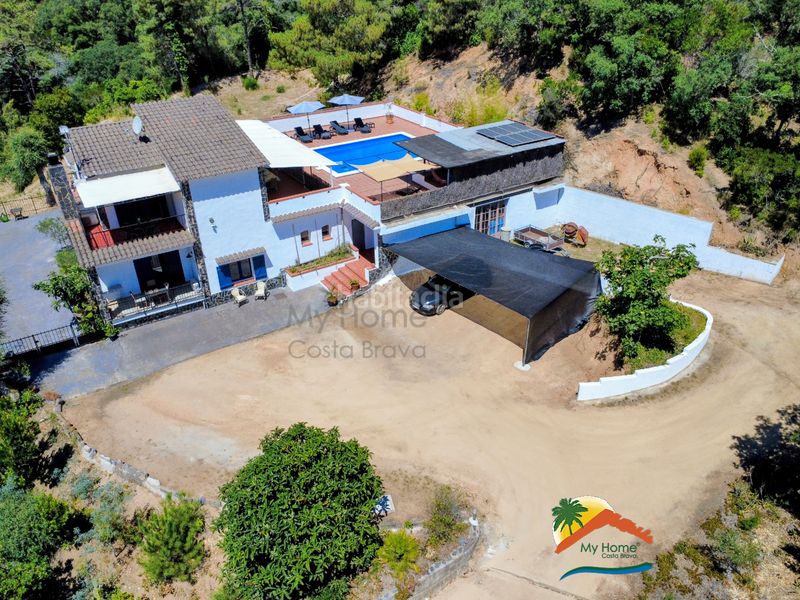 Foto fd1614aa-b0f4-4c71-a375-9e534b46e7bf. Casa amb xemeneia calefacció aparcament piscina a Lloret de Mar