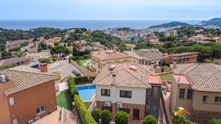 Xalet a Roca Grossa. R02401 gran chalet de lujo con vistas al mar, piscina y ascensor