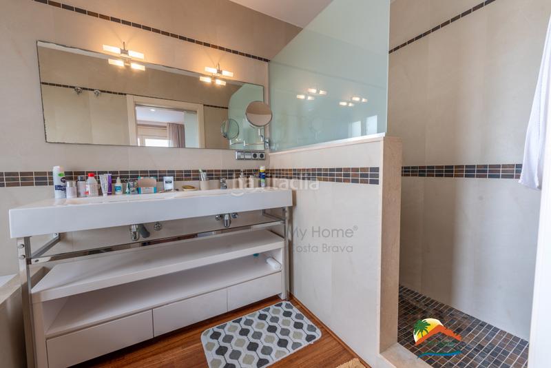 Foto 074cf2b3-e0eb-4107-88df-284cd34b7926. Xalet amb xemeneia calefacció aparcament piscina a Lloret de Mar