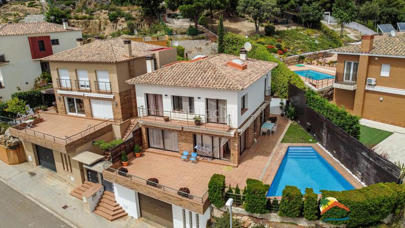 Foto 66251fd2-c630-489a-80bb-ac0910ea2a69. Xalet amb xemeneia calefacció aparcament piscina a Lloret de Mar