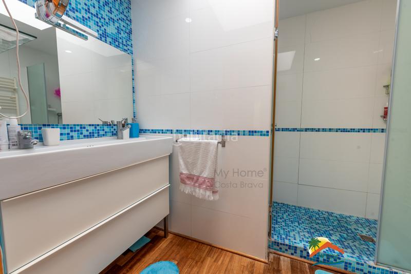 Foto 9356da2a-7be9-4ccc-9814-7b972a49f0d1. Xalet amb xemeneia calefacció aparcament piscina a Lloret de Mar