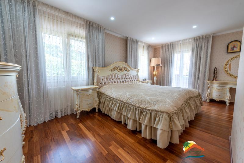 Foto a3f0ea1e-8463-4ce0-9b1f-6396cf9df975. Xalet amb xemeneia calefacció aparcament piscina a Lloret de Mar