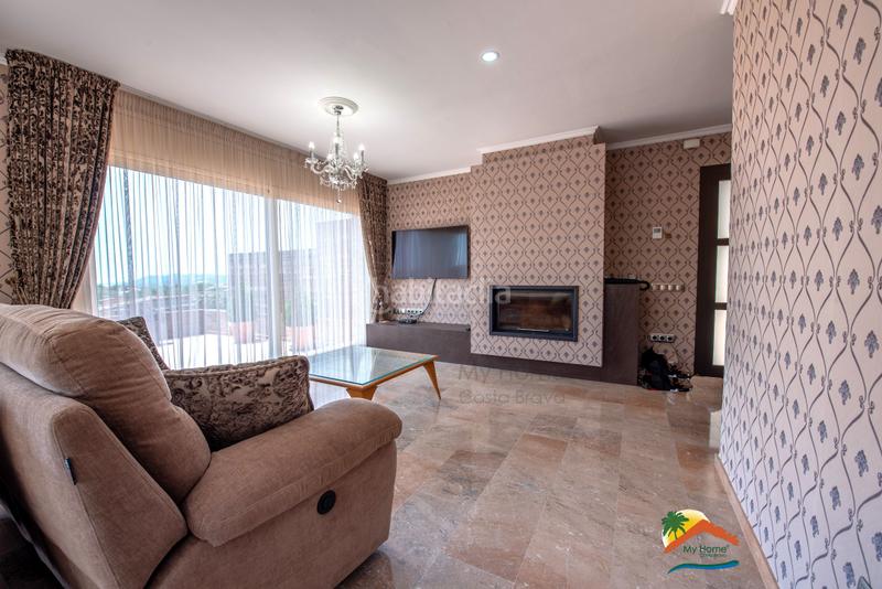 Foto aa44dcc9-4495-4ee6-a78b-73b39550ee12. Xalet amb xemeneia calefacció aparcament piscina a Lloret de Mar