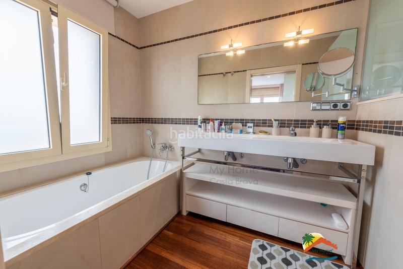 Foto bb4ed276-f4c6-4ae7-88dd-4b5aab06c8c1. Xalet amb xemeneia calefacció aparcament piscina a Lloret de Mar