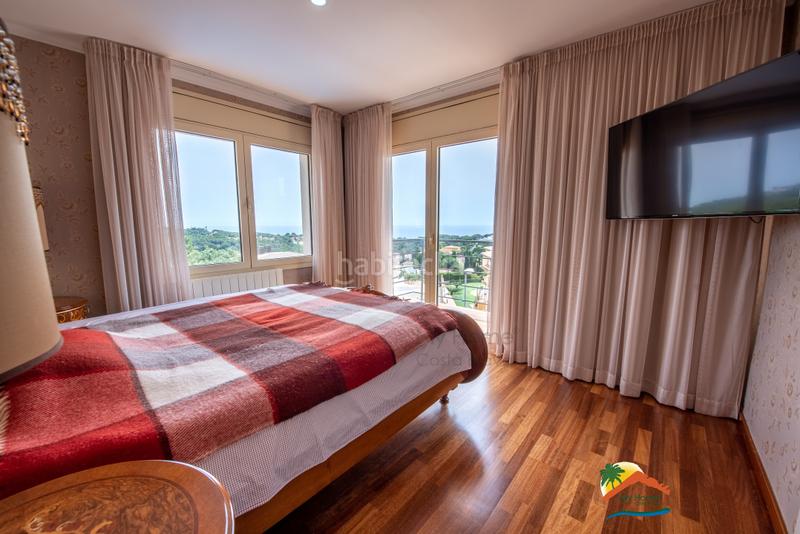 Foto c94e2874-f5cd-4f72-bca9-2ec81243e774. Xalet amb xemeneia calefacció aparcament piscina a Lloret de Mar