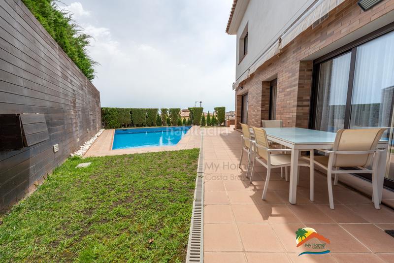 Foto cfeb757d-e5cc-44d9-b88e-5452e0e01ef4. Xalet amb xemeneia calefacció aparcament piscina a Lloret de Mar