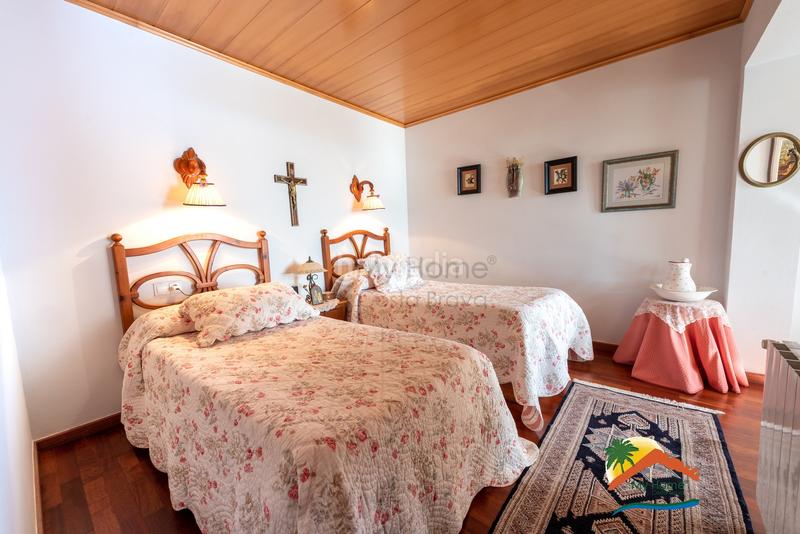 Foto 3b054284-843d-46f3-98a0-fecc2da42bf4. Chalet with fireplace heating parking in Roca Grossa Lloret de Mar