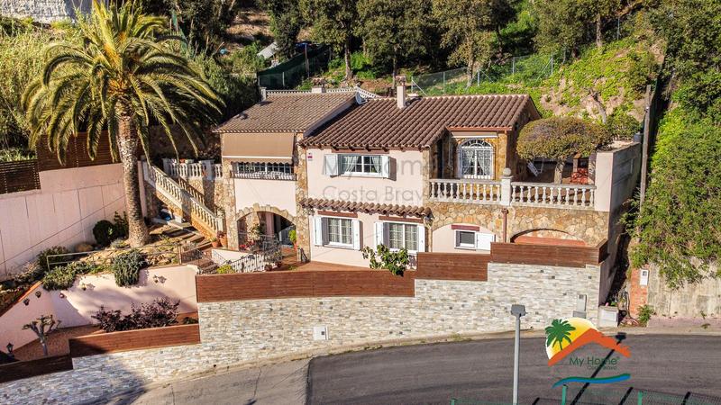 Foto 6cd45bcc-8f62-4a1e-ae96-4b3a3390f17c. Chalet with fireplace heating parking in Roca Grossa Lloret de Mar