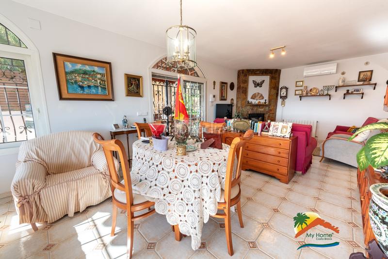 Foto b392ffad-d963-42fe-8bd3-eb4cda606945. Chalet with fireplace heating parking in Roca Grossa Lloret de Mar