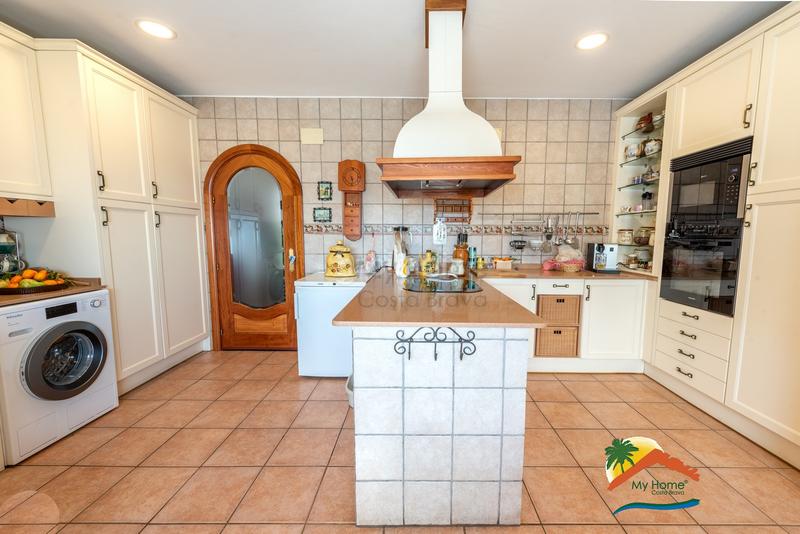 Foto ca615711-1f92-4c57-9540-8cc29fffb90a. Chalet with fireplace heating parking in Roca Grossa Lloret de Mar