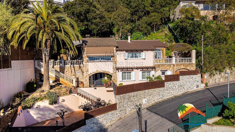 Foto ec79dbb4-1f2e-48ba-9020-4255e646e543. Chalet with fireplace heating parking in Roca Grossa Lloret de Mar