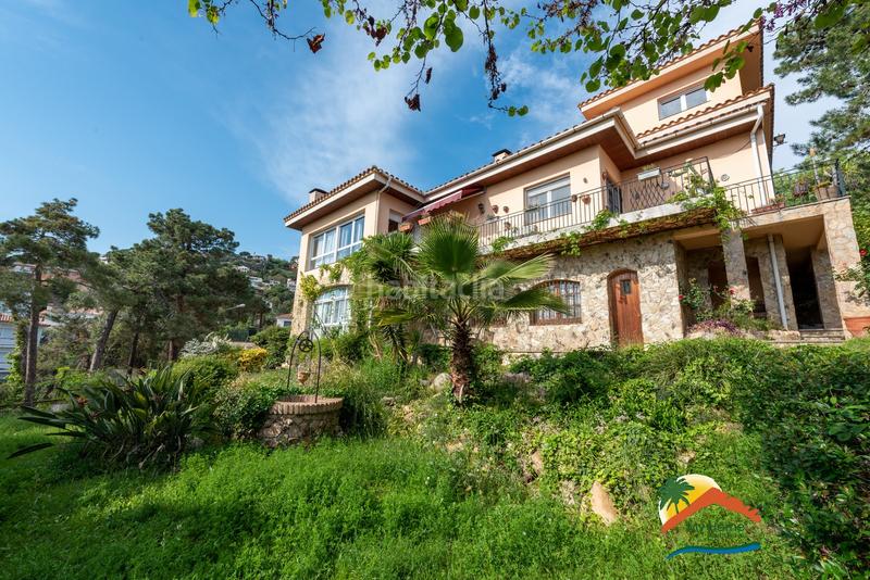 Foto cefd2cfe-7ded-4c0c-89ec-001ebf2ab0bb. Chalet con camino riscaldamento parcheggio piscina in Lloret de Mar