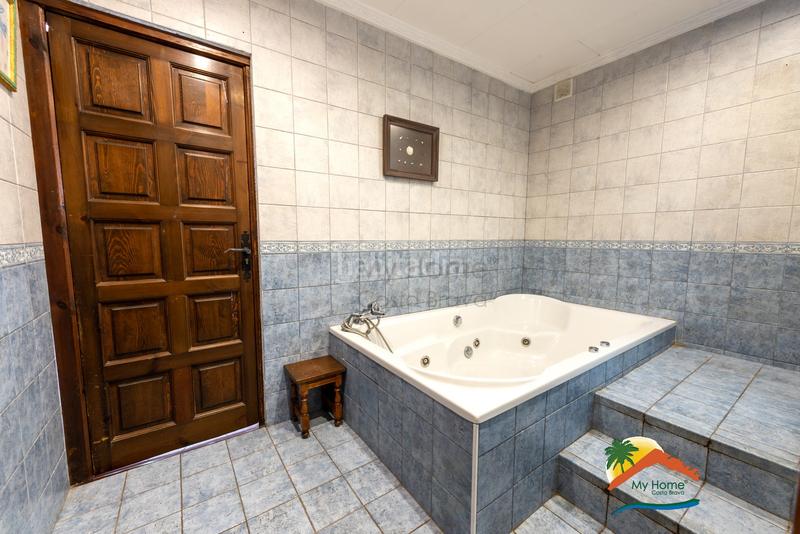 Foto edae77ef-0667-47d0-ae0d-68147d9de682. Chalet con camino riscaldamento parcheggio piscina in Lloret de Mar