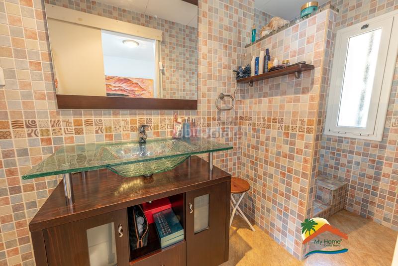 Foto 135f5de7-ceb1-4124-8036-50b1aca9e5c3. Casa adossada amb xemeneia aparcament a Canyelles Lloret de Mar