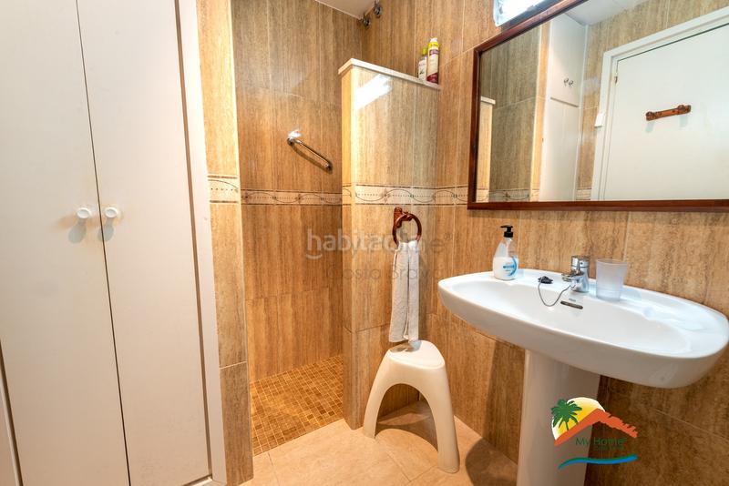 Foto 3593a0f2-00f8-4885-a82a-41715a4ab46c. Casa adossada amb xemeneia aparcament a Canyelles Lloret de Mar