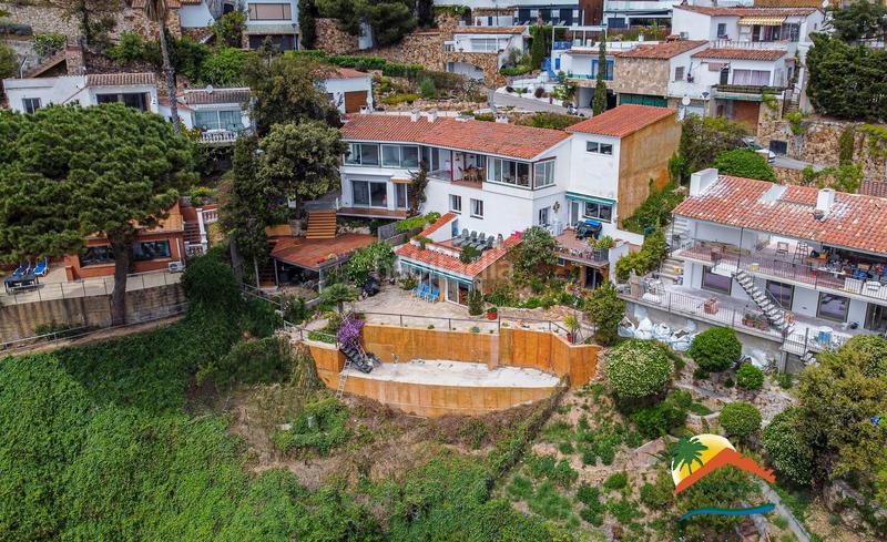 Foto 3bf26837-a74c-41fd-9e74-ac73265e6c16. Casa adossada amb xemeneia aparcament a Canyelles Lloret de Mar