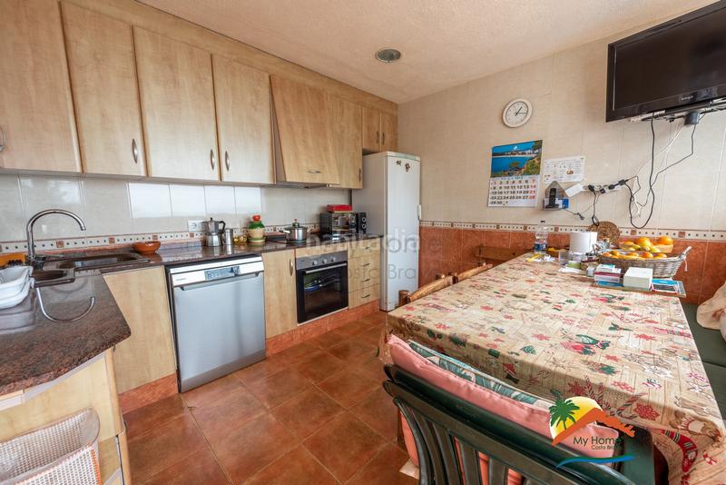 Foto 430a4f67-44c2-40e8-a12f-086f997a1690. Casa adossada amb xemeneia aparcament a Canyelles Lloret de Mar