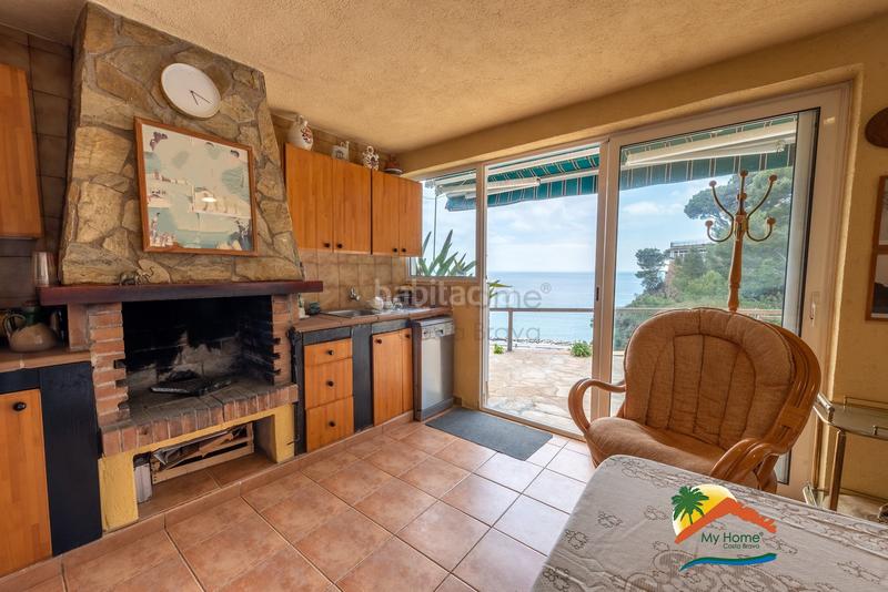 Foto 4acb958c-32cb-4aee-9109-196d2bab0cf3. Casa adossada amb xemeneia aparcament a Canyelles Lloret de Mar