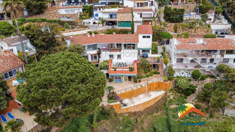 Foto 61128967-bf0c-43ec-a498-1d251c745465. Casa adossada amb xemeneia aparcament a Canyelles Lloret de Mar