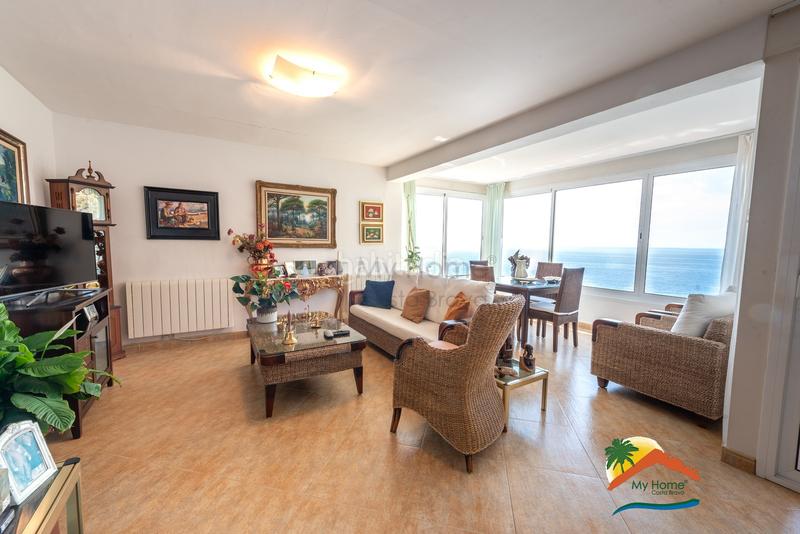 Foto 6483fe1e-11e5-44a4-8bb0-1f22cb6dfa08. Casa adossada amb xemeneia aparcament a Canyelles Lloret de Mar