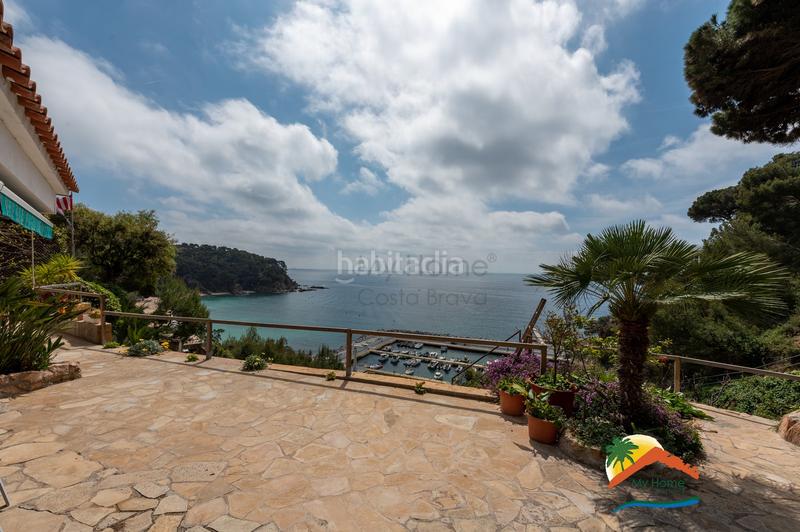 Foto 66dcd8b5-9f4c-443e-bf7a-97d58196e898. Casa adossada amb xemeneia aparcament a Canyelles Lloret de Mar