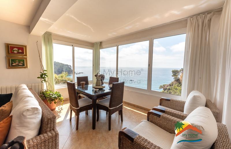 Foto 67bc9aec-95e0-44e1-ada3-42ce3bc2acfd. Casa adossada amb xemeneia aparcament a Canyelles Lloret de Mar