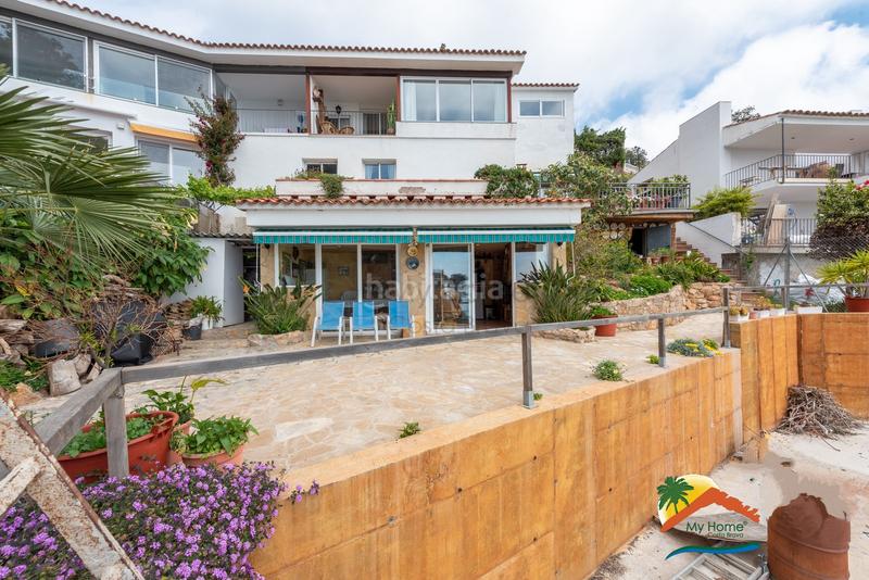 Foto 7b0040a5-a6e2-400c-903e-03db8e6d110a. Casa adossada amb xemeneia aparcament a Canyelles Lloret de Mar