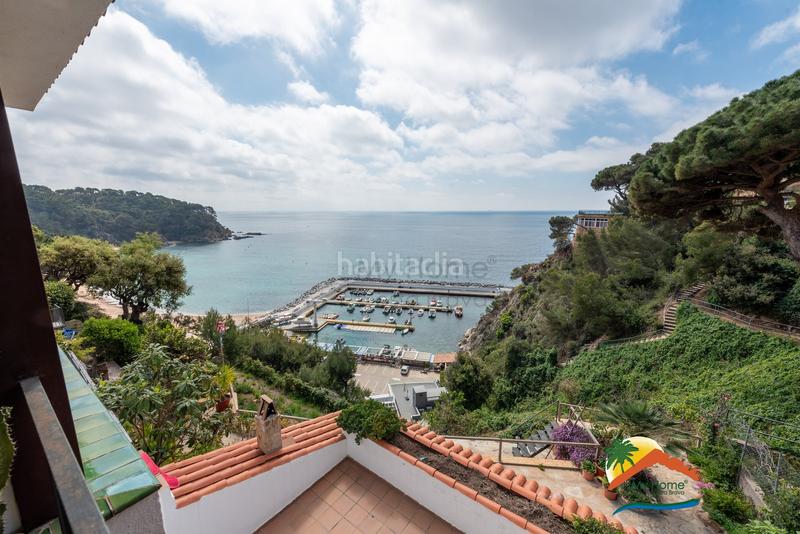 Foto 99854249-42d3-4009-98fb-743cacc8378c. Casa adossada amb xemeneia aparcament a Canyelles Lloret de Mar