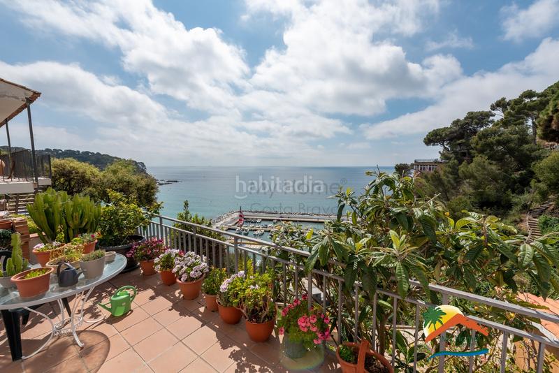 Foto 9a21568d-db3d-4a6b-8d20-339488674508. Casa adossada amb xemeneia aparcament a Canyelles Lloret de Mar