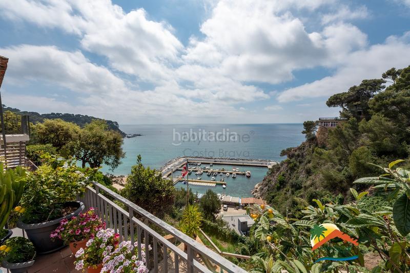 Foto a54e35e3-e6b8-4ca0-99e8-1a43f0cf1b5a. Casa adossada amb xemeneia aparcament a Canyelles Lloret de Mar