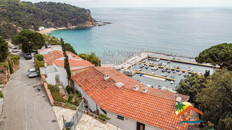 Foto b00f706a-d717-4d6f-a2ec-5405fa6320f6. Casa adossada amb xemeneia aparcament a Canyelles Lloret de Mar