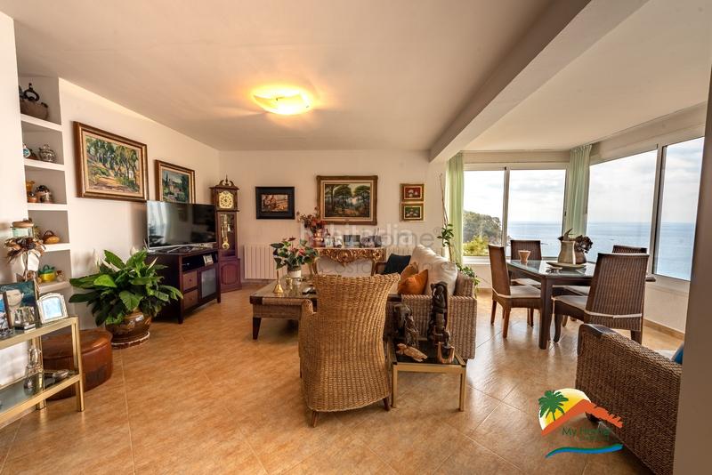 Foto c2c39155-bb5f-4a14-91a7-0571e8b83c2f. Casa adossada amb xemeneia aparcament a Canyelles Lloret de Mar