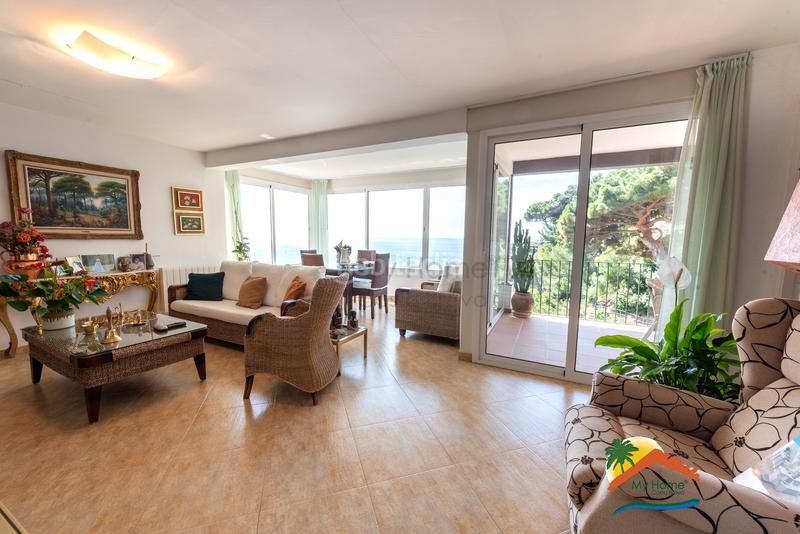 Foto e828a3ae-9624-4f2e-8519-e73fa9b21573. Casa adossada amb xemeneia aparcament a Canyelles Lloret de Mar