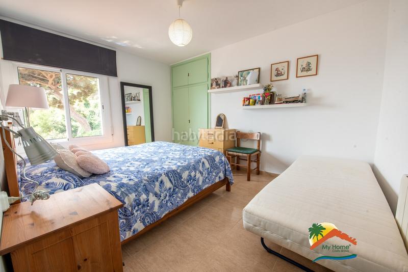 Foto f806d36d-20cd-4ece-acc5-e584e4c47a40. Casa adossada amb xemeneia aparcament a Canyelles Lloret de Mar