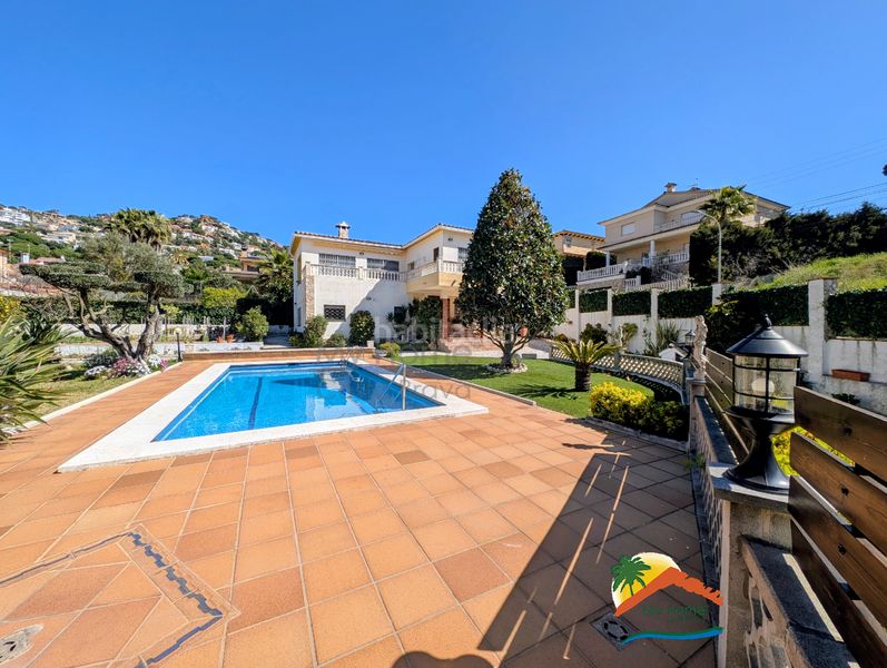 Foto 19069327-5c91-4fd7-a991-b1f85b0bba53. Xalet amb xemeneia calefacció aparcament piscina a Lloret de Mar