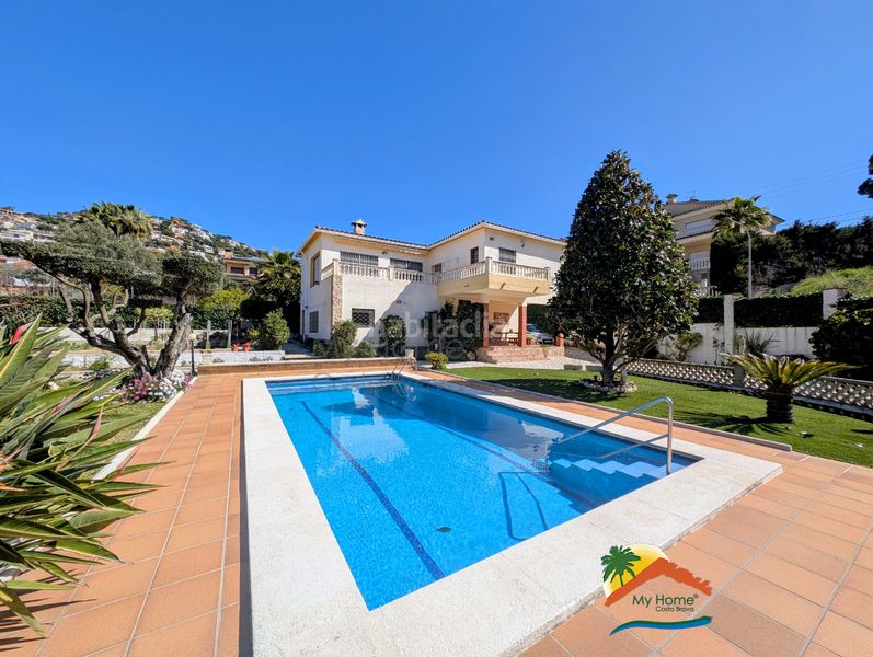 Foto 1ef761d3-e9f9-497f-abc1-56a7ef8ee632. Xalet amb xemeneia calefacció aparcament piscina a Lloret de Mar